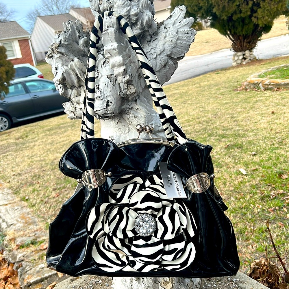 NWT D.A.F. Black & White Vinyl Flower Shoulder Bag